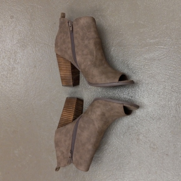 G by GUESS TAUPE COLORED, HEELED, OPEN TOED BOOTIES - Picture 3 of 9
